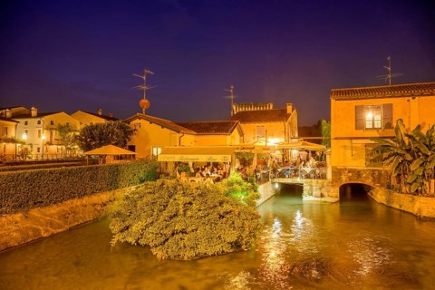 Night shot of a pub on the Mincio River, Valeggio sul Mincio, Province of Verona, Italy, Europe