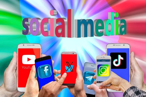 Symbol image, glamour factor Internet and computer, mobile phone, smartphone, social media,