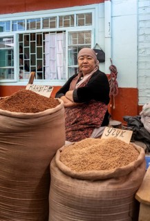 Vendor selling spices, market stall, Uzgen Bazaar, Ösgön, Osh region, Kyrgyzstan, Asia