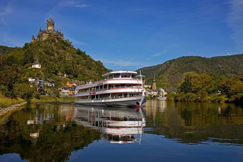 Passenger boat on the Moselle with Reichsburg Castle, Cochem, Rhineland-Palatinate, Germany, Europe