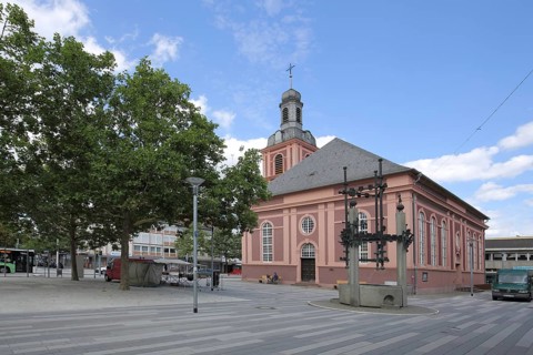 Town church built 1790 with trade fountain, market fountain, market place, Rüsselsheim, Hesse,