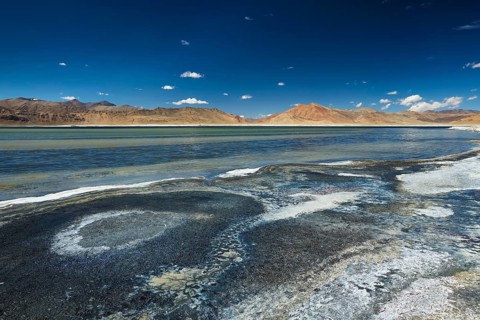 Tso Kar, fluctuating salt lake in Himalayas. Rapshu, Ladakh, Jammu and Kashmir, India, Asia