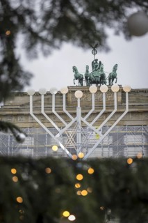 Chanukka Leuchter am Brandenburger Tor