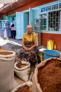 Vendor selling spices, market stall, Uzgen Bazaar, Ösgön, Osh region, Kyrgyzstan, Asia
