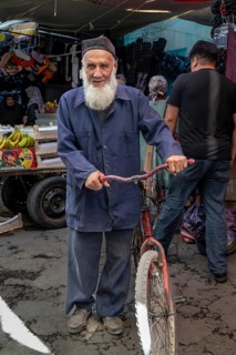 Old traditional man, market stall, Uzgen Bazaar, Ösgön, Osh region, Kyrgyzstan, Asia