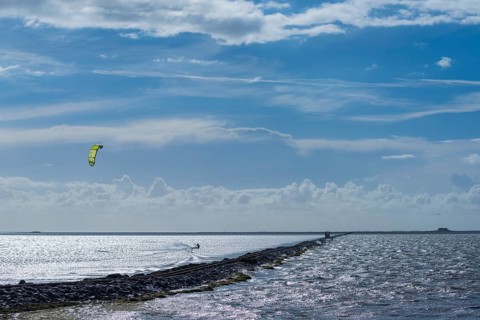 Kitesurfing on the North Sea, Lüttmoorsiel, Reußenköge, on the horizon Hallig Nordstrandischmoor,