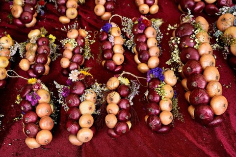 Market stall with onion plaits, traditional harvest jewellery, onion market, Bern, Canton of Bern,