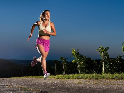 Young woman in Fitness training, vineyard at Grossheppach, Remstal valley, Baden Württemberg,