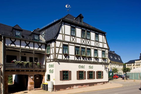 The town is located in the central Ore Mountains in the Geyer Forest, approx. 25 km south-west of