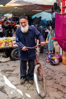 Old traditional man, market stall, Uzgen Bazaar, Ösgön, Osh region, Kyrgyzstan, Asia