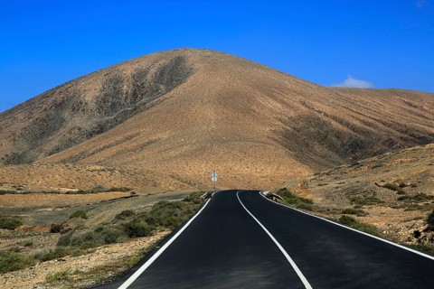 Tarmac road crossing desert, Fuerteventura, near Pajara, Canary Islands, Spain, Europe