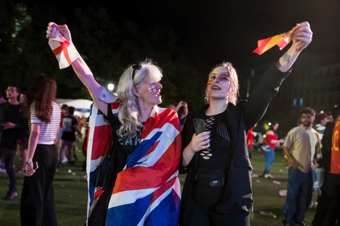 Cathreen (born in England and fan of the English team) together with her daughter Jamie (living in