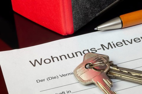 Symbolic image: Blank form of a rental agreement for a flat
