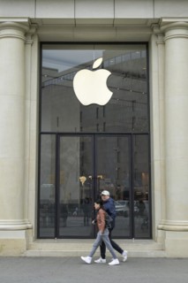 Apple shop, Passeig de Gracia, Barcelona, Catalonia, Spain, Europe