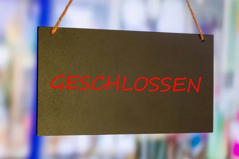 Sign with the notice closed on a shop window (Composing)