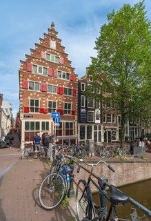 Bridge over Oudezijds Voorburgwal canal with Het Wapen van Riga merchant's house, Amsterdam,