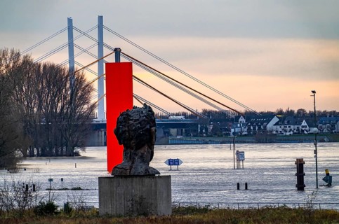 Flood on the Rhine near Duisburg, Rhine bridge Neuenkamp, old and new construction, landmark Rhine