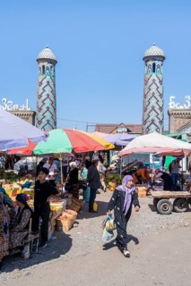 Market stalls at Uzgen Bazaar, Ösgön, Osh region, Kyrgyzstan, Asia