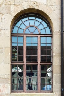 From behind sculptures, male figures, cast collection in the window from the outside, plaster