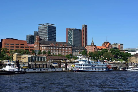 Europe, Germany, Hamburg, St. Pauli, View over the Elbe to St. Pauli Landungsbrücken and skyline
