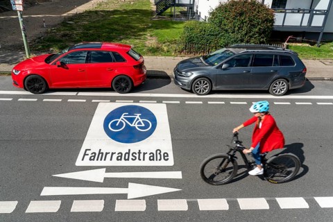 Bicycle road, cyclists have priority over car traffic, new cycle routes through Essen, here in the