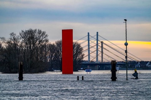 Flood on the Rhine near Duisburg, Rhine bridge Neuenkamp, old and new construction, landmark Rhine