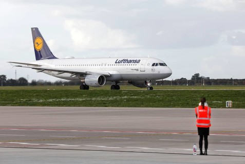 Lufthansa's Airbus A320 Fulda flying over the tarmac at BER Airport, Schönefeld, 11 October 2022
