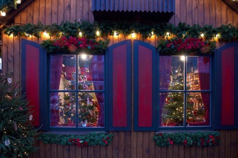 Europe, Germany, Hamburg, Christmas market at the Rathausmarkt, Christmas decoration stall,