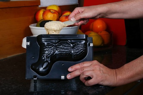 Swabian cuisine, baking, preparation of Easter lamb, filling raw dough into baking tin, sweet