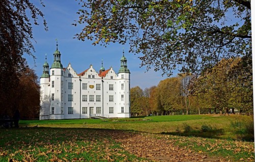 Europe, Germany, Schleswig-Holstein, Ahrensburg, moated castle Ahrensburg, autumn, front facade,