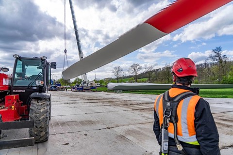 Preparation for the transport of a 68 metre long blade, a wind turbine, with a self-propelled