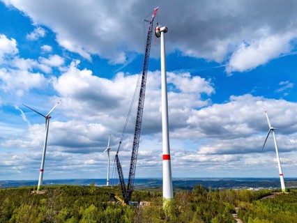 Erection of a wind turbine, wind energy plant, assembly of the ring generator, with a crawler