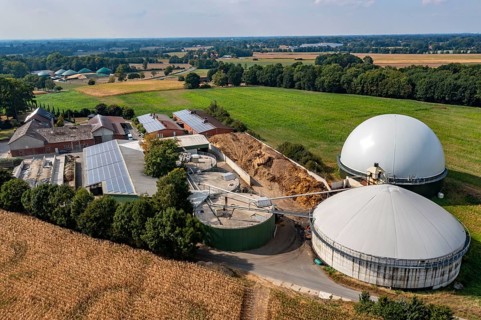 Biogas plant, gas storage, with dome, fermenter tanks for the fermentation process, use of solid