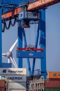 Port of Hamburg, Container Terminal Altenwerder, container ship during loading and unloading,