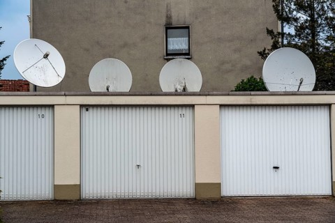 Housing estate in Oberhausen-Osterfeld, garages with large satellite dishes, North