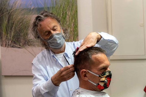 Hairdressing salon in Essen-Rüttenscheid, first customer after 6 weeks, shop closed due to Corona,