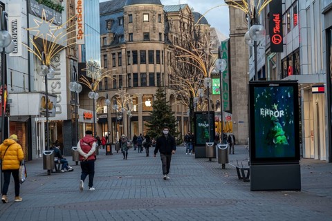 First day of the Christmas lockdown in the Corona crisis, empty shopping alleyway Schildergasse,