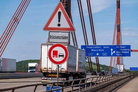 The motorway bridge between Duisburg-Baerl and Duisburg-Beeckerwerth, A42, over the Rhine, notice
