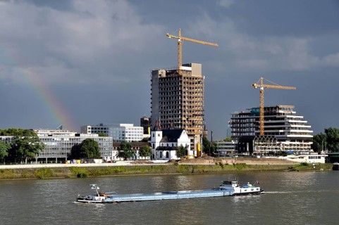 The Lufthansa high-rise (headquarters of the German airline until 2007) on the banks of the Rhine