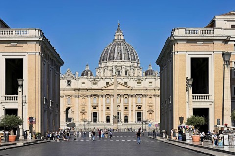 Tourists walking towards the cathedral, St Peter, St Peter's Basilica, Vatican palaces, St Peter's
