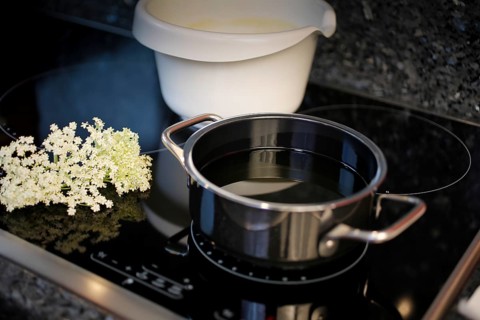 Swabian cuisine, preparation of elderberry cakes, heating fat in a saucepan, ceramic hob, cooker,