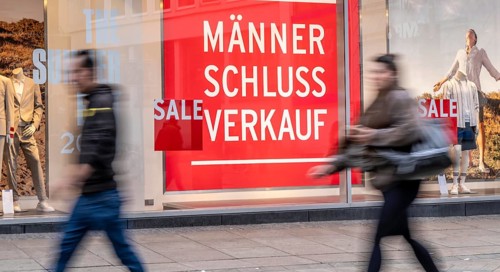 Shop window of a clothing shop, clearance sale, sale, slogan Männer Schluß Verkauf, on