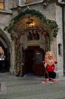 Europe, Germany, Bavaria, Munich, Marienplatz, New Town Hall, Courtyard, Entrance to the