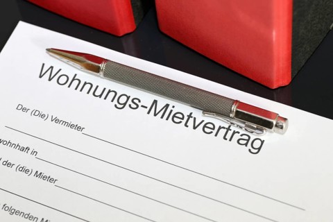 Symbolic image: Blank form of a rental agreement for a flat