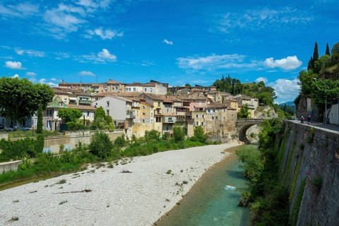 Vaison-la-Romaine. Les Baronnies. The Ouveze river at the foot of the town. Vaucluse.