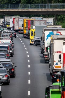 Traffic jam on the A40 motorway, near Mülheim-Winkhausen, in the direction of Duisburg, after an