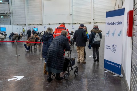 Start in the vaccination centre for corona vaccinations, in a hall of Messe Essen, for people over
