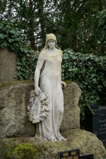 Female figure, mourning figure, grave, Zehlendorf cemetery, Onkel-Tom-Straße, Zehlendorf, Berlin,