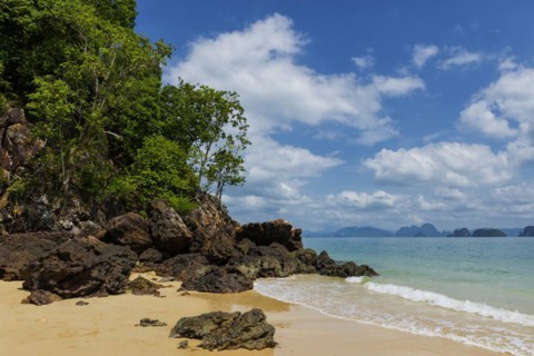 Lonely beach on Koh Yao Noi, beach holiday, beach landscape, rocks, forest, rainforest, sea, dream