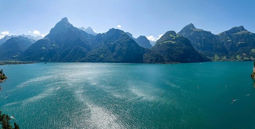 Lake Uri, part of Lake Lucerne near Flüelen, windsurfers in front of the mountains of the Alps.